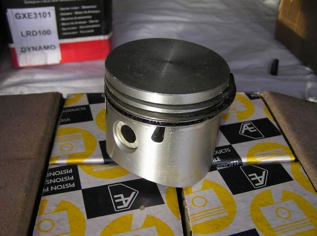 Jeu de 4 pistons complets Ford Anglia